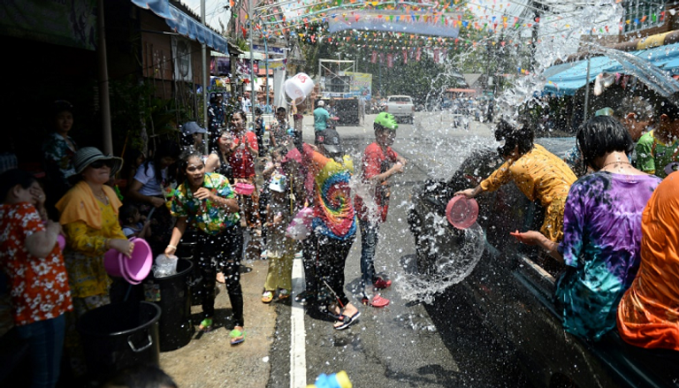 معارك مائية في شوارع تايلاند احتفالاً بالسنة البوذية الجديدة