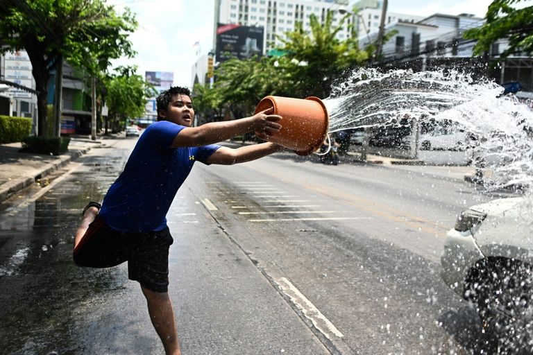 معارك مائية في شوارع تايلاند احتفالاً بالسنة البوذية الجديدة