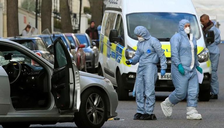 شرطة لندن في موقع الحادثة أمام السفارة الأوكرانية