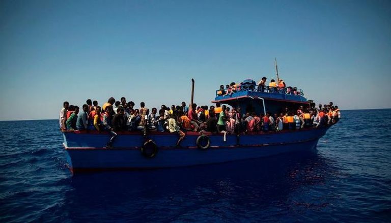 قارب ينقل مهاجرين نحو أوروبا ـ أرشيفية