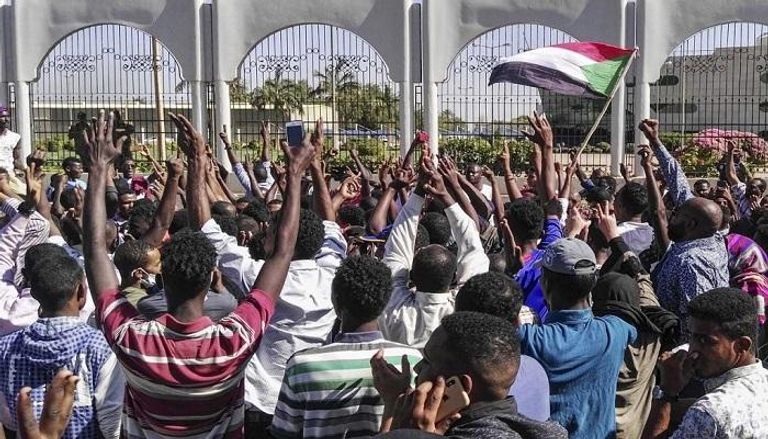 سودانيون تجمعوا أمام مقر قيادة الجيش- أرشيفية