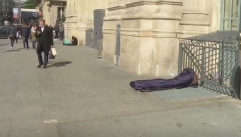 مشرد في أحد شوارع فرنسا