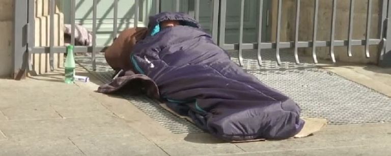 مشرد في أحد شوارع فرنسا