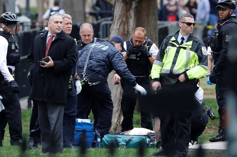 رجل يشعل النار في نفسه أمام البيت الأبيض