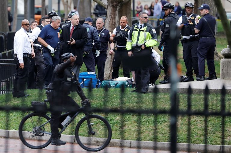 رجل يشعل النار في نفسه أمام البيت الأبيض