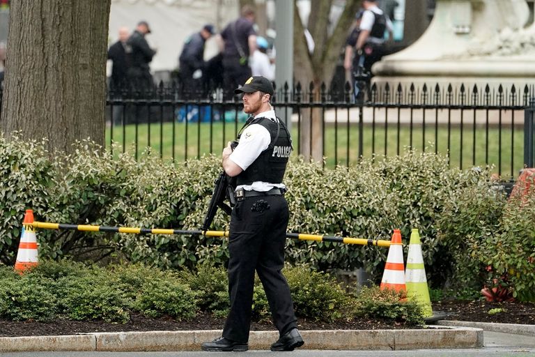 رجل يشعل النار في نفسه أمام البيت الأبيض