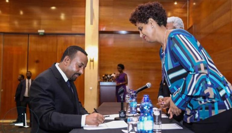 آبي أحمد يوقع ميثاق شرف ينظم العمل السياسي في إثيوبيا