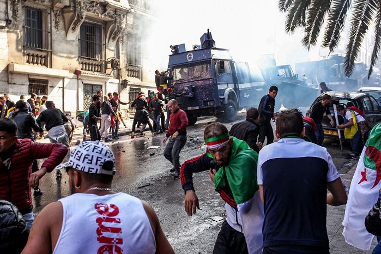 مواجهات مع الشرطة الجزائرية