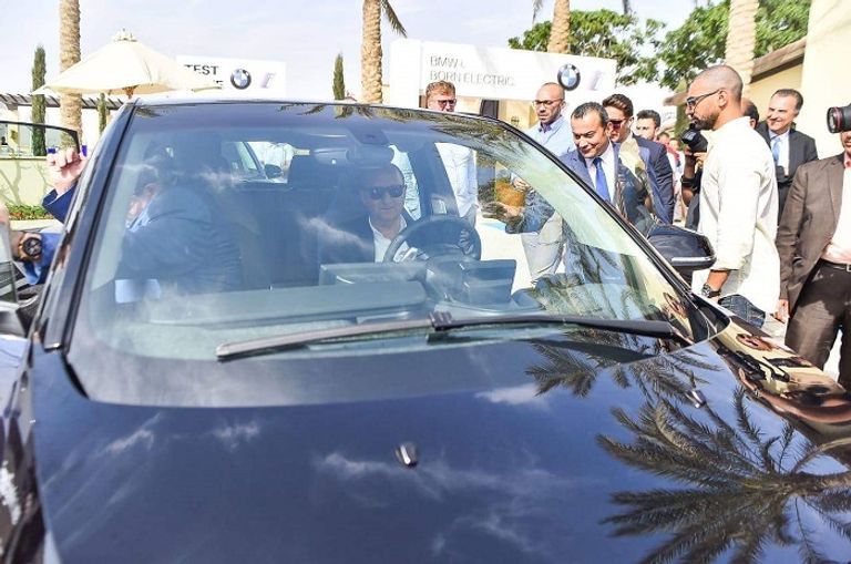 وزير التجارة المصري يختبر إحدى السيارات