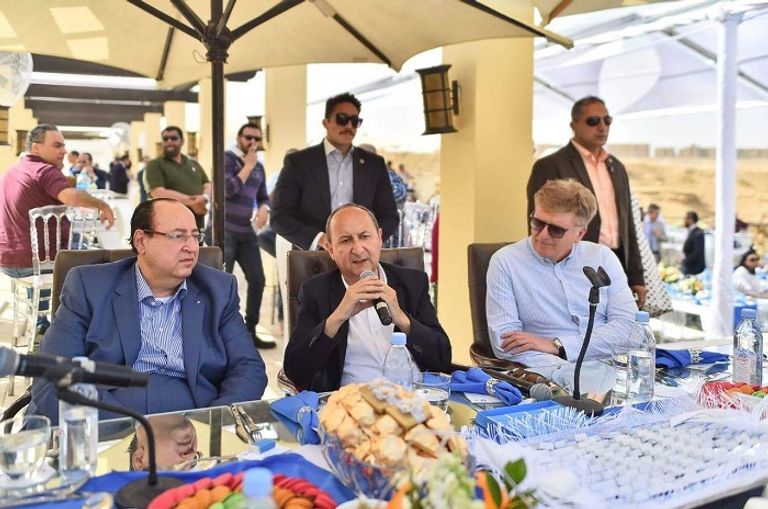 وزير التجارة المصري يختبر إحدى السيارات