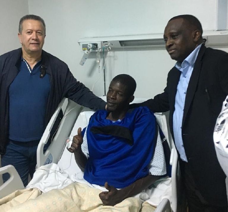 زيارة وفد الاتحاد المغربي للحارس ندياي في المستشفى خادم ندياي