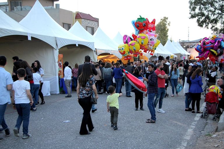 مكونات العراق تشارك المسيحيين احتفالاتهم بأعياد أكيتو في أربيل