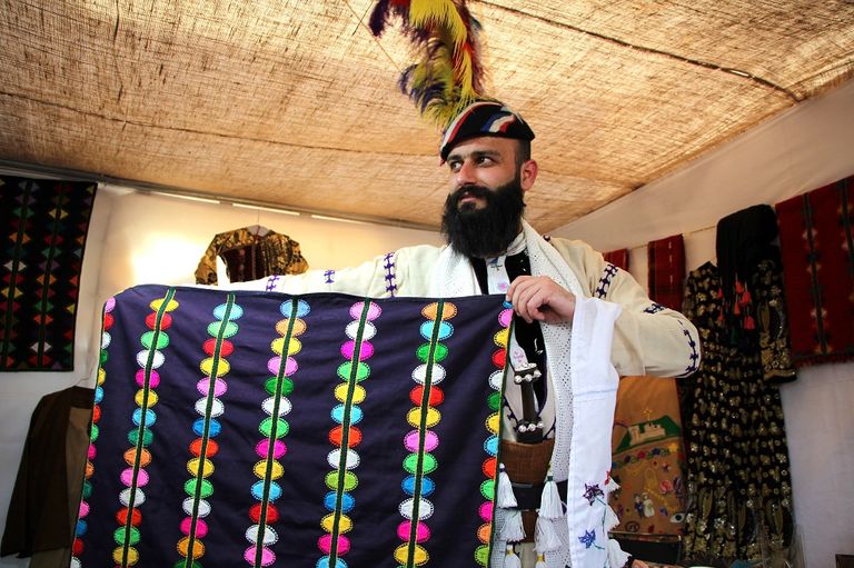 مكونات العراق تشارك المسيحيين احتفالاتهم بأعياد أكيتو في أربيل