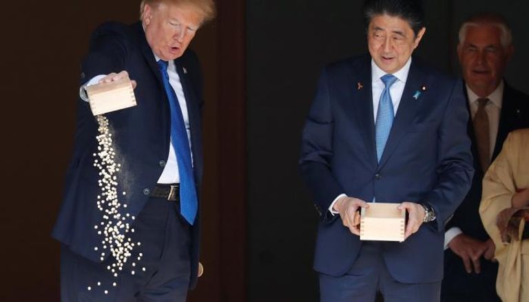 الرئيس الأمريكي دونالد ترامب ورئيس الوزراء الياباني شينزو آبي 