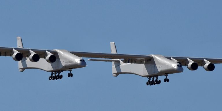 أكبر طائرة في العالم تحلق فوق صحراء موهافي 