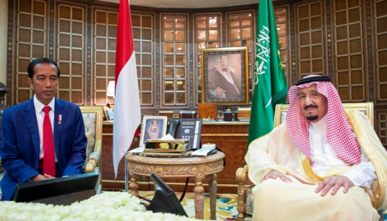 العاهل السعودي خلال استقباله رئيس إندونيسيا 
