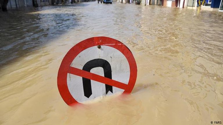 مدن متضررة جراء الفيضانات في إيران روحاني أطلق وعودا جوفاء لصالح المتضررين من الفيضانات