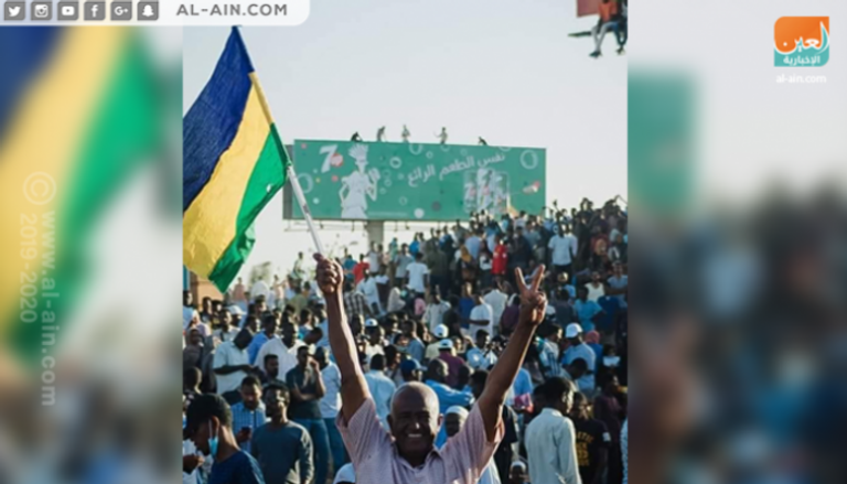محتجون سودانيون أمام القيادة العامة للجيش