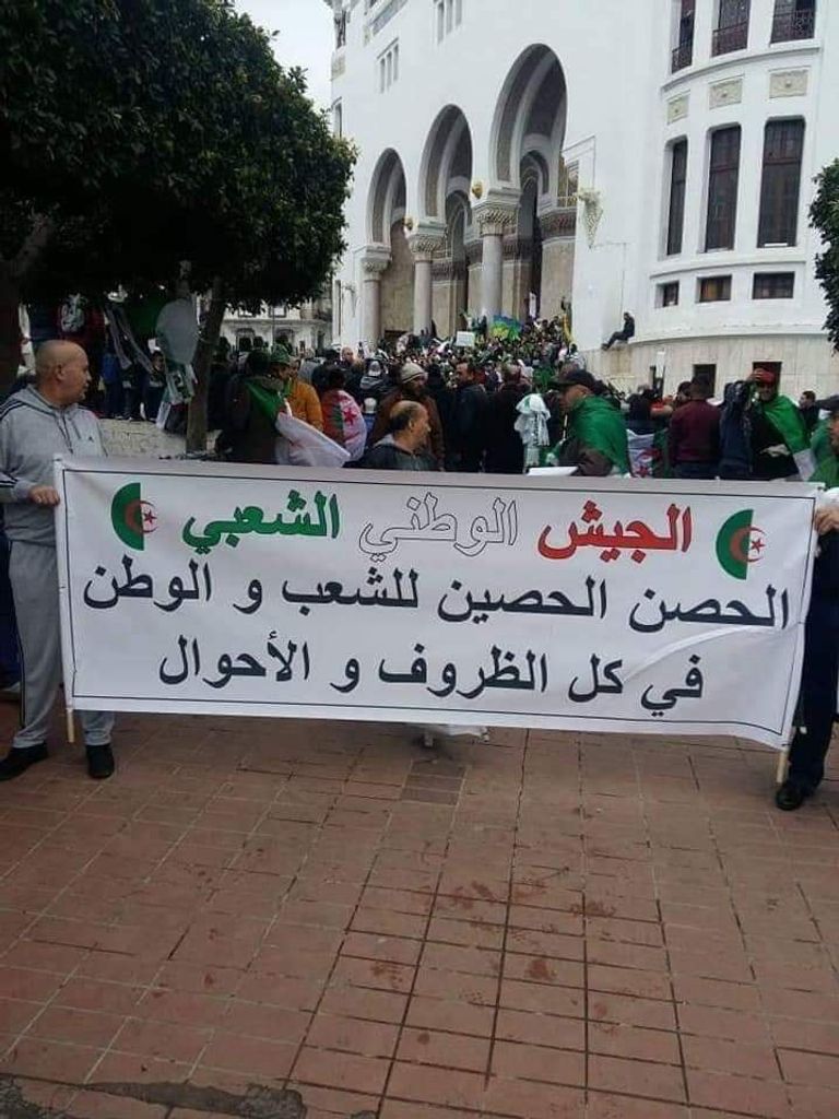 لافتات وقوف الجزائريين مع جيشهم