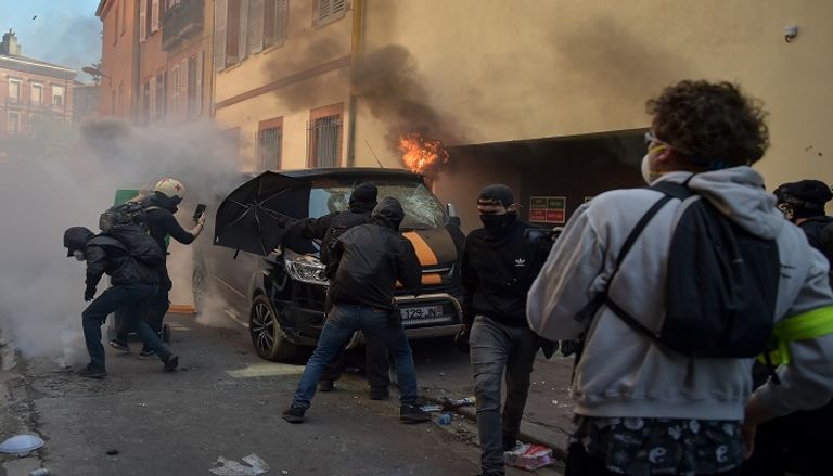 اشتباكات بين المحتجين والشرطة الفرنسية 