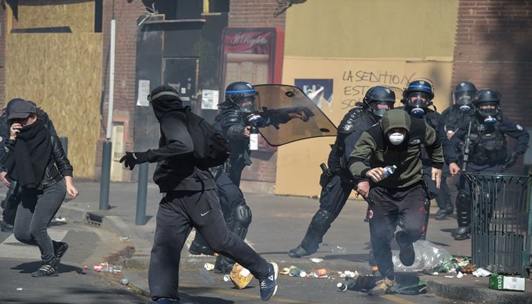 اشتباكات بين المحتجين والشرطة الفرنسية 
