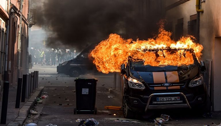 اشتباكات بين المحتجين والشرطة الفرنسية 