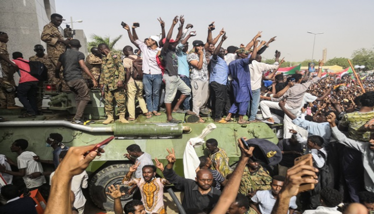 جانب من اعتصامات السودانيين أمام مقر القيادة العامة للجيش