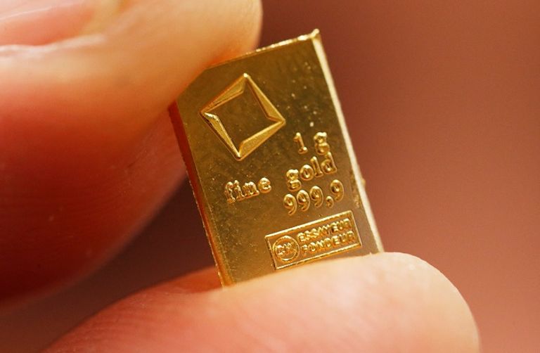 الذهب ينزل لأدنى مستوى فيما يزيد عن أسبوع