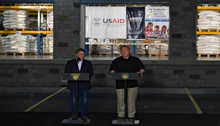 وزير الخارجية الأمريكي أمام أطنان المساعدات على الحدود الفنزويلية