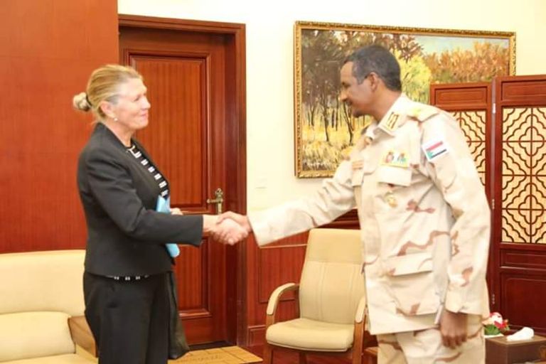 حميدتي مع السفير البريطاني لدى الخرطوم