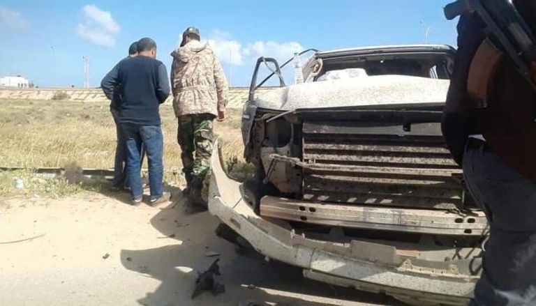 حطام السيارة المفخخة التي استهدفت موكب المسؤول الأمني الليبي