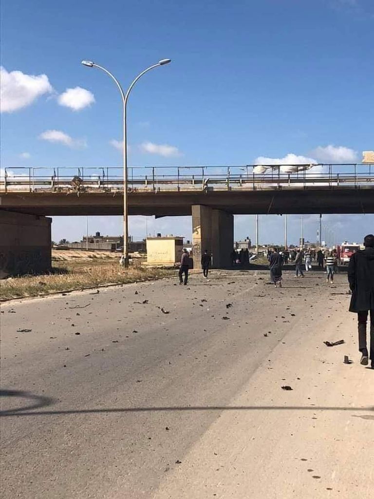 انفجار سيارة مفخخة في محاولة لاستهداف رئيس جهاز مكافحة الإرهاب في بنغازي حطام السيارة المفخخة التي استهدفت موكب المسؤول الأمني الليبي