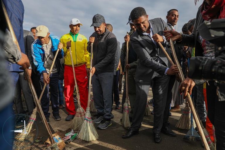 صورة لمواطنين إثيوبيين ينظفون الساحات العامة