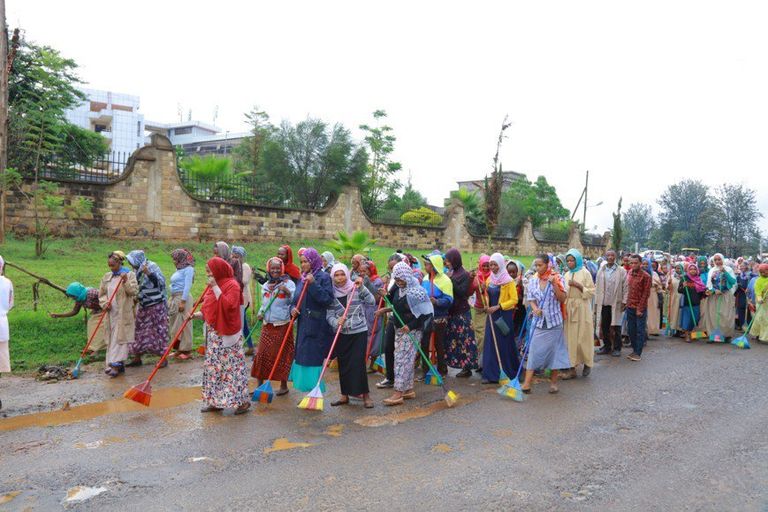 صورة لمواطنين إثيوبيين ينظفون الساحات العامة