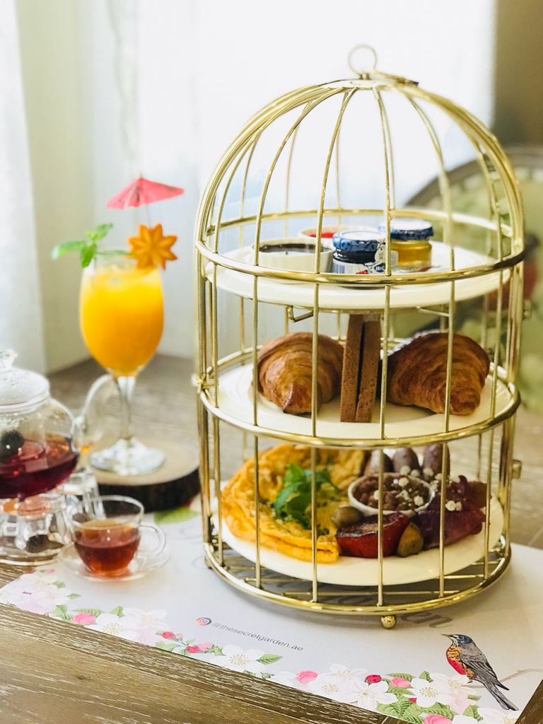 شابة إماراتية تصمم مقهى مستوحى من قصة "الحديقة السرية" 