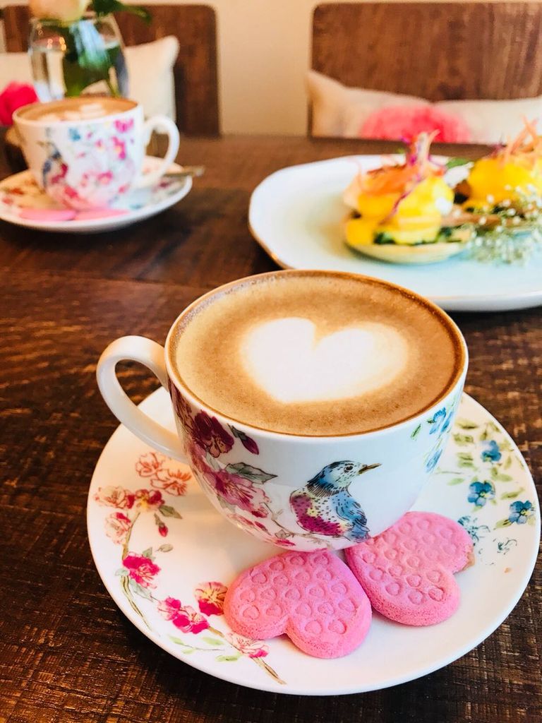 شابة إماراتية تصمم مقهى مستوحى من قصة "الحديقة السرية" 