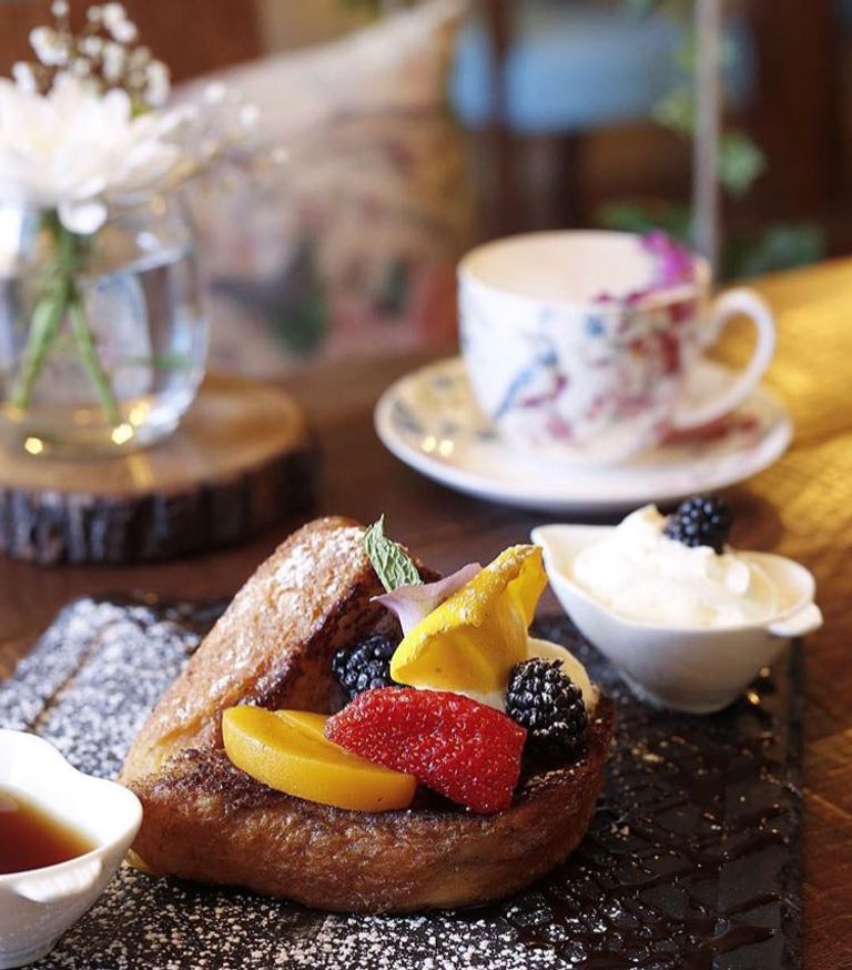 شابة إماراتية تصمم مقهى مستوحى من قصة "الحديقة السرية" 