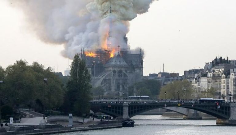 حريق هائل في كاتدرائية نوتردام بباريس
