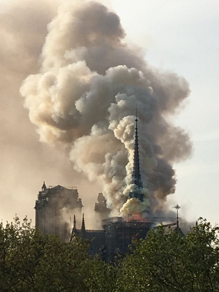 حريق هائل في كاتدرائية نوتردام بباريس