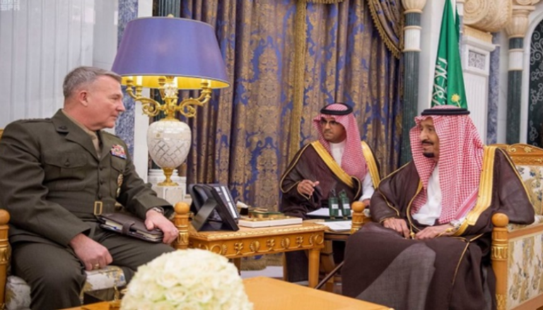 الملك سلمان بن عبدالعزيز آل سعود والفريق أول كينيث مكينزي
