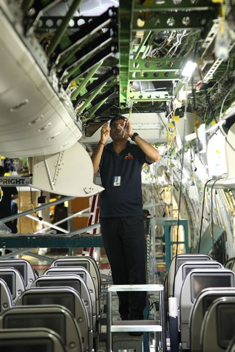 طيران الإمارات تنتهي من تغيير التصميم الداخلي لعشر طائرات بوينج