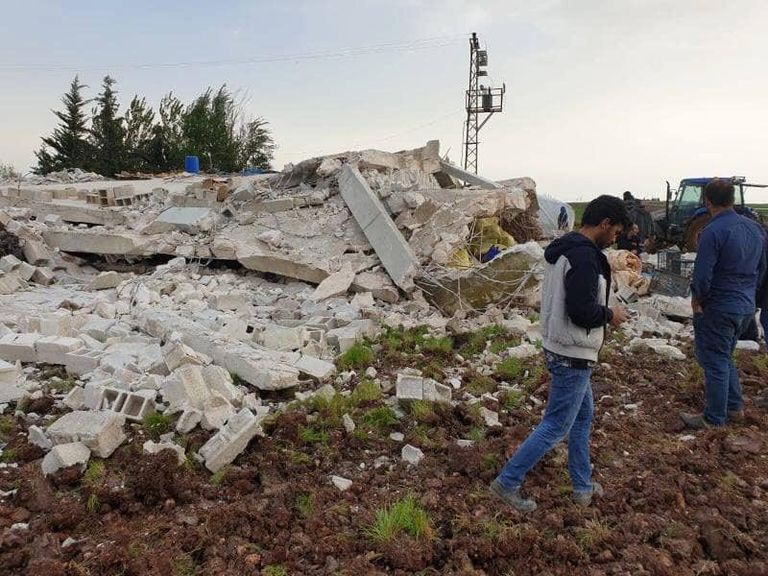 أسرة المدرس الذي لقي حتفه تحت أنقاض بناء