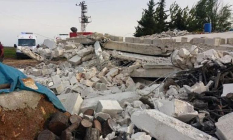 أسرة المدرس الذي لقي حتفه تحت أنقاض بناء