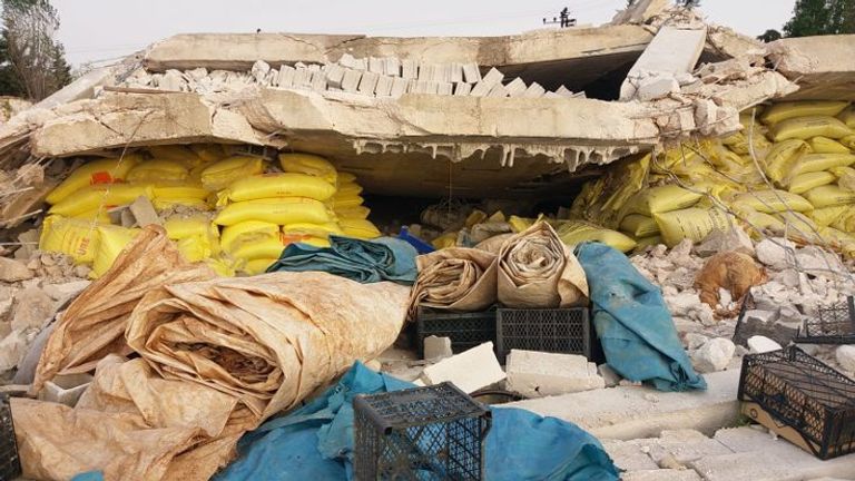 أسرة المدرس الذي لقي حتفه تحت أنقاض بناء