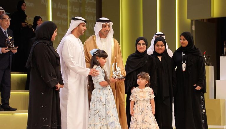 الشيخ منصور بن زايد آل نهيان يسلم جوائز خليفة التربوية