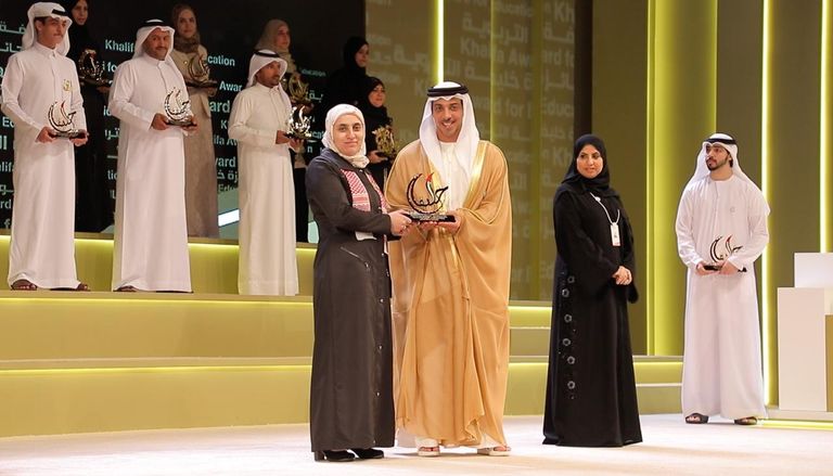 الشيخ منصور بن زايد آل نهيان يسلم جوائز خليفة التربوية