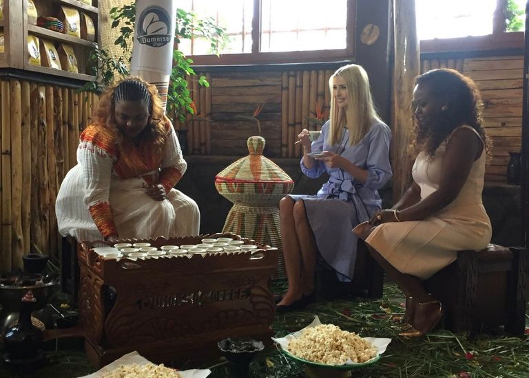 إيفانكا ترامب خلال جلسة احتساء القهوة الإثيوبية