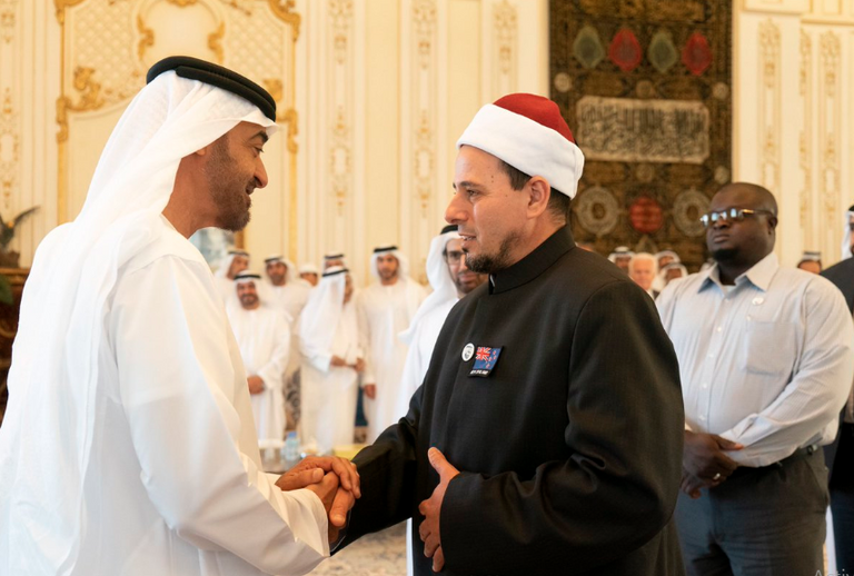 الشيخ محمد بن زايد آل نهيان خلال لقائه إمامي المسجدين