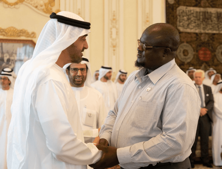 الشيخ محمد بن زايد آل نهيان خلال لقائه إمامي المسجدين