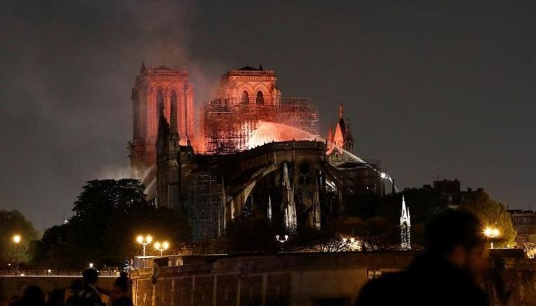 النيران تلتهم مبنى كاتدرائية نوتردام